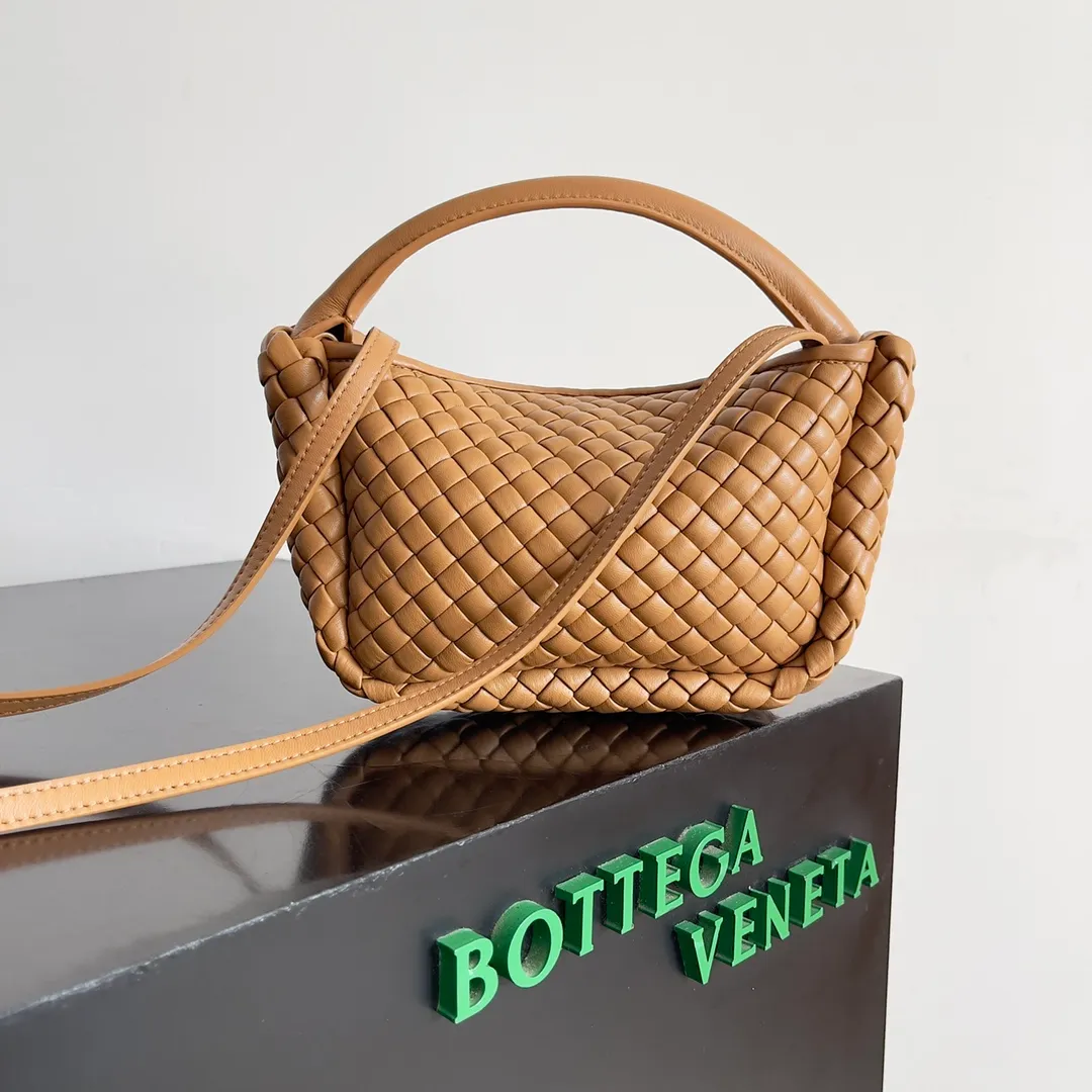 Batch 1760 BOTTEGA VENETA's new mini COBBLE bag. This season's mini Cobble series brings a new style of handbag. The body of the bag resembles the shape of a "Yuanbao", giving you good luck throughout autumn and winter! This Yuanbao bag is made of three pieces of quilted cotton and has an unlined body, showing its quiet power. The bag is carefully designed to create a three-dimensional look. The joints and edges are decorated with lambskin strips to create a sense of simplicity. The handbag is not lined, so you can directly appreciate the consistent lambskin on the outside and inside. It is beautiful both inside and outside. The top handle of this handbag is made of leather-wrapped rope and is quite sturdy. The detachable shoulder strap is secured by a leather buckle inside the bag. Can be carried by hand, carried on the shoulder or cross-body, very easy to match! Style number: 805739 Size: 23*11*8cm